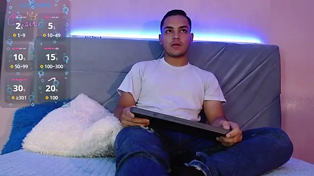 Snapshot of studentdeivy_ chatting on February 25, 10:58 am studentdeivy online show from February 25, 10:58 am