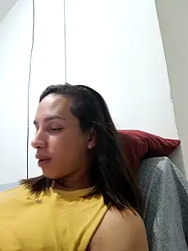 Snapshot of ofjuliaa chatting on May 6, 2:40 am ofjuliaa online show from May 6, 2:40 am