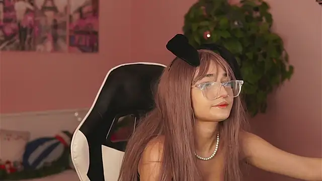 Snapshot of Lily__Loo chatting on January 9, 3:15 pm Lily Loo online show from January 9, 3:15 pm