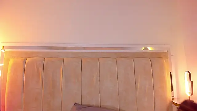 Snapshot of AliciaWhite_nt chatting on February 16, 6:04 pm AliciaWhite nt online show from February 16, 6:04 pm