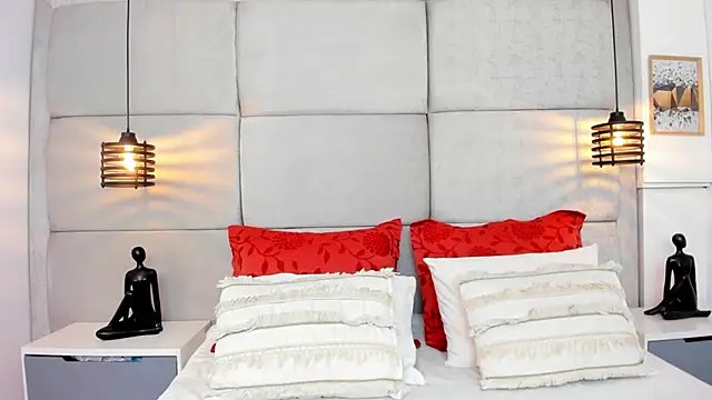 Snapshot of IvonneOwen chatting on February 9, 1:09 am IvonneOwen online show from February 9, 1:09 am