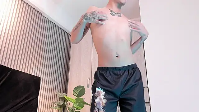 Snapshot of LeoHard__ chatting on January 15, 2:32 pm LeoHard online show from January 15, 2:32 pm