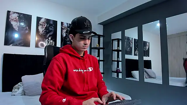 Snapshot of Alejo_Grey chatting on January 15, 12:43 pm Alejo Grey online show from January 15, 12:43 pm