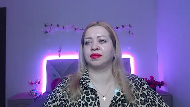 Snapshot of OliviaVerr chatting on April 10, 12:21 pm OliviaVerr online show from April 10, 12:21 pm