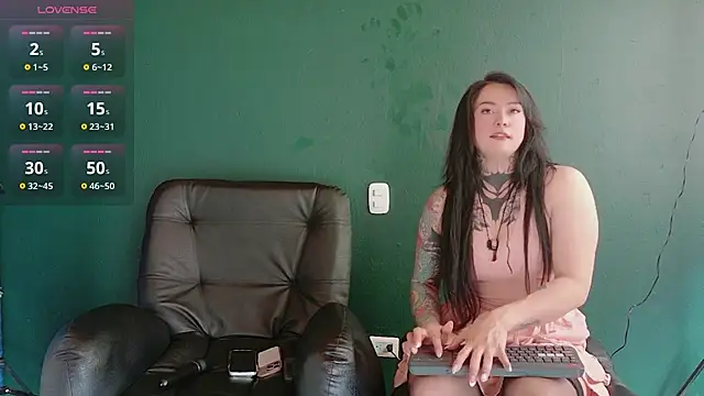 sarahe9769 online show from March 29, 7:25 pm