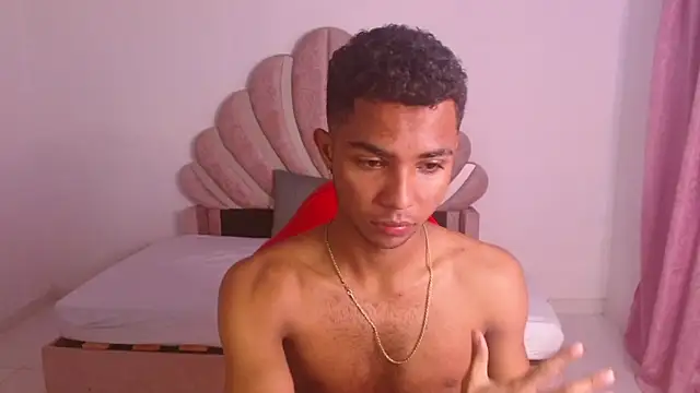 Snapshot of Enzo_fox77 chatting on January 12, 11:37 am Enzo fox77 online show from January 12, 11:37 am