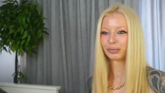 Snapshot of LanaReals chatting on March 4, 8:09 am LanaReals online show from March 4, 8:09 am