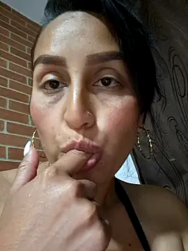 Snapshot of LunaRouuse_ chatting on March 8, 2:04 am LunaRouuse online show from March 8, 2:04 am