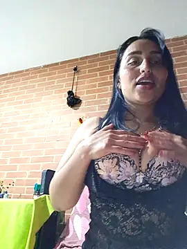 Snapshot of LunaRouuse_ chatting on May 18, 1:02 am LunaRouuse online show from May 18, 1:02 am