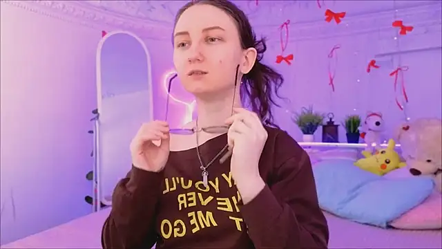 Snapshot of SunshineBlaze chatting on February 18, 1:29 pm SunshineBlaze online show from February 18, 1:29 pm