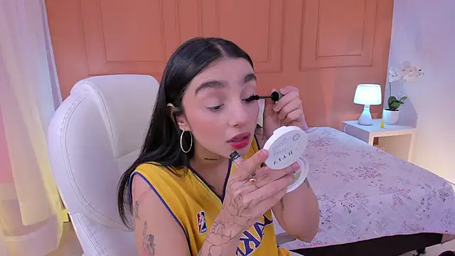 Abriil cutee online show from May 6, 2:00 pm