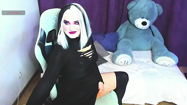 Snapshot of sexxx-queen chatting on April 12, 12:37 am sexxx-queen online show from April 12, 12:37 am