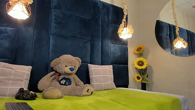 Laura Miller1 online show from April 13, 9:31 pm