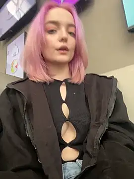 Snapshot of aka_Blonde chatting on March 4, 5:35 am aka Blonde online show from March 4, 5:35 am