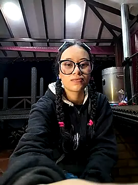 Snapshot of l0lita_emi chatting on February 11, 10:09 am l0lita emi online show from February 11, 10:09 am