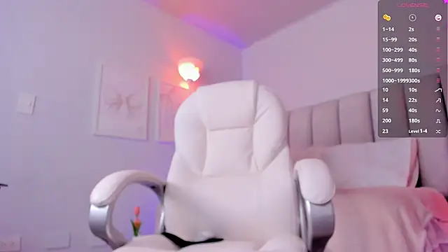 Snapshot of your_alina18 chatting on January 13, 1:00 am your alina18 online show from January 13, 1:00 am