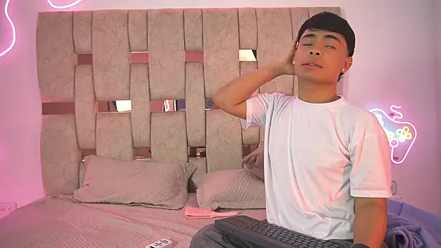 Snapshot of LiamJaxon chatting on February 6, 3:55 am LiamJaxon online show from February 6, 3:55 am