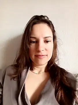 Snapshot of She-Moon chatting on April 3, 6:33 am She-Moon online show from April 3, 6:33 am
