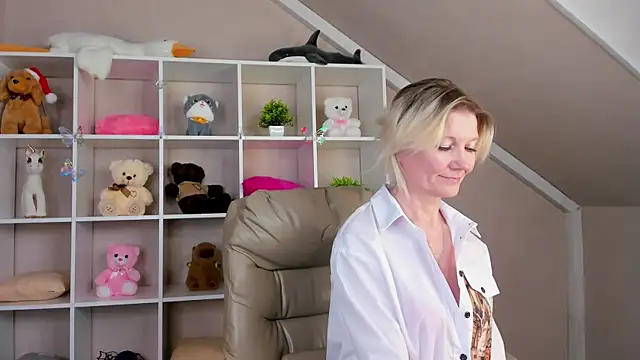 Julie Lucas online show from March 4, 3:12 am