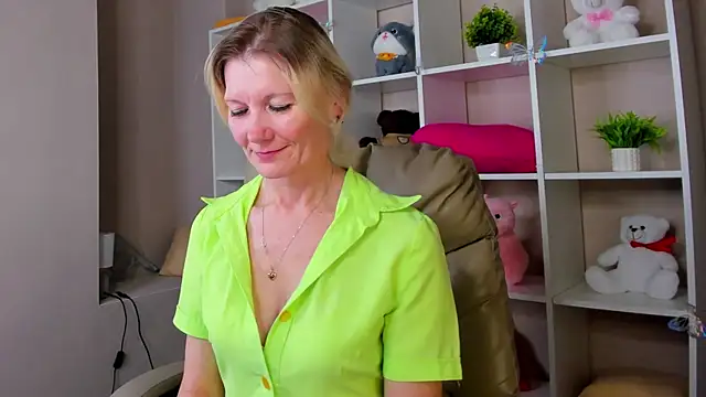 Julie Lucas online show from March 5, 1:01 am