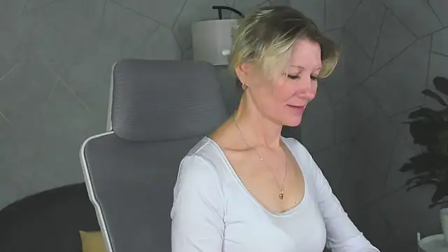 Julie Lucas online show from March 16, 12:49 am