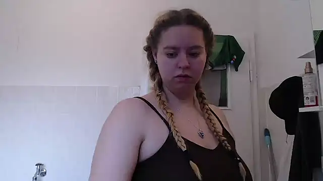 Snapshot of Mia_lou05 chatting on May 10, 4:17 am Mia lou05 online show from May 10, 4:17 am