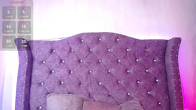 Violet Collins1 online show from April 18, 9:13 am