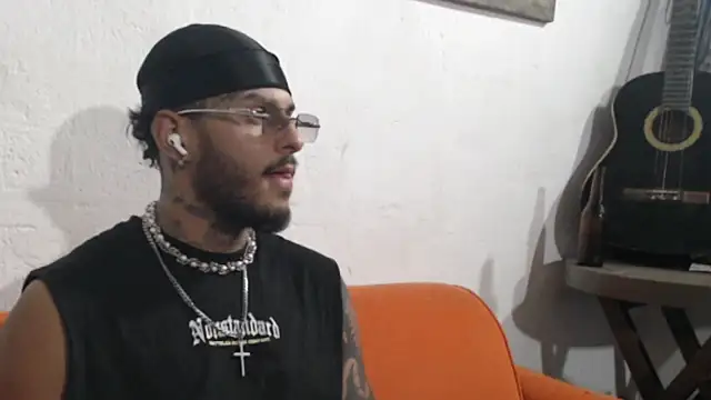 Snapshot of liyamjunior chatting on February 19, 5:03 am liyamjunior online show from February 19, 5:03 am