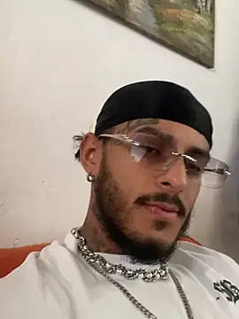 Snapshot of liyamjunior chatting on February 20, 5:02 pm liyamjunior online show from February 20, 5:02 pm