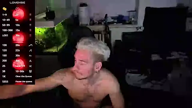 Snapshot of Rayzel_White chatting on May 3, 11:44 pm Rayzel White online show from May 3, 11:44 pm