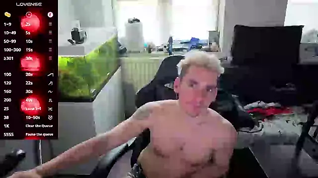 Snapshot of Rayzel_White chatting on May 9, 5:51 pm Rayzel White online show from May 9, 5:51 pm
