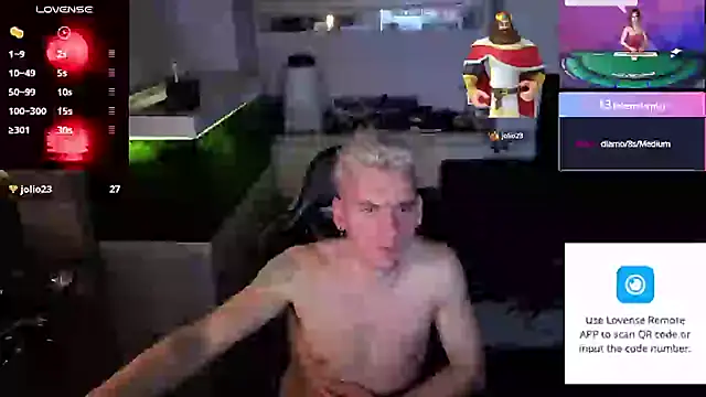 Snapshot of Rayzel_White chatting on May 13, 12:30 am Rayzel White online show from May 13, 12:30 am