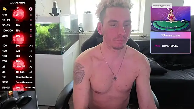 Snapshot of Rayzel_White chatting on May 31, 12:45 pm Rayzel White online show from May 31, 12:45 pm