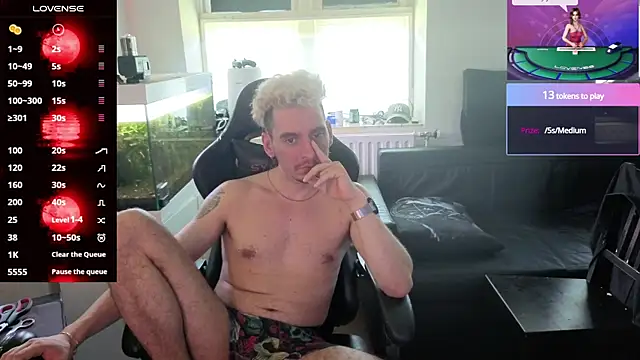 Snapshot of Rayzel_White chatting on June 22, 12:02 pm Rayzel White online show from June 22, 12:02 pm