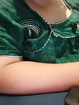 Snapshot of TamilDreamgirl08 chatting on March 28, 12:43 am TamilDreamgirl08 online show from March 28, 12:43 am