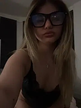 Snapshot of LilaMason chatting on April 4, 10:07 pm LilaMason online show from April 4, 10:07 pm