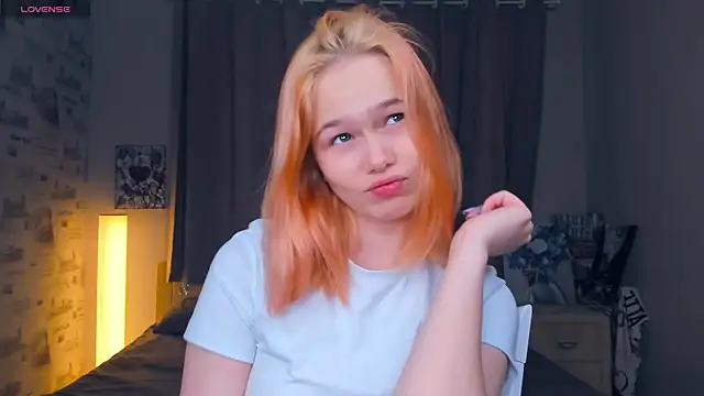 Snapshot of OwlLynn chatting on February 12, 8:53 am OwlLynn online show from February 12, 8:53 am