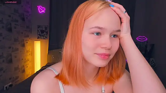 Snapshot of OwlLynn chatting on February 14, 8:22 am OwlLynn online show from February 14, 8:22 am