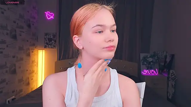 Snapshot of OwlLynn chatting on February 21, 8:15 am OwlLynn online show from February 21, 8:15 am