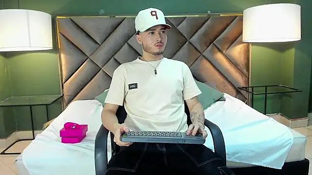 Snapshot of Salvattore_Muller chatting on February 17, 10:16 pm Salvattore Muller online show from February 17, 10:16 pm