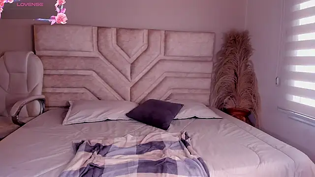 ella  olmos online show from May 21, 2:46 pm