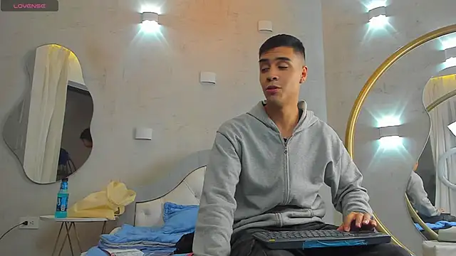 Snapshot of bastian_and_samantha chatting on February 8, 4:05 am bastian and samantha online show from February 8, 4:05 am