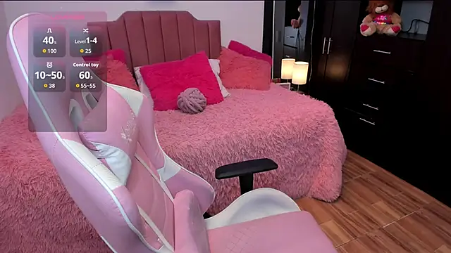 Snapshot of Nina_curves chatting on February 9, 7:18 pm Nina curves online show from February 9, 7:18 pm