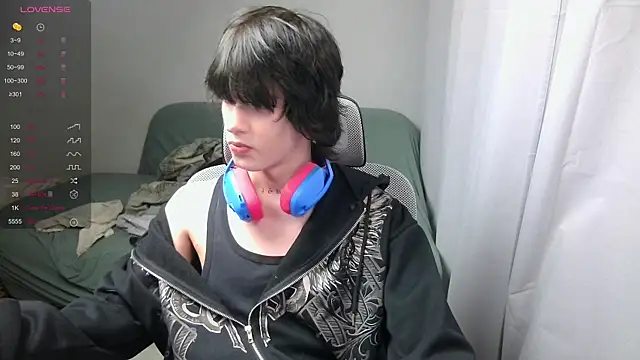 LeonBoykisser online show from February 26, 8:35 am