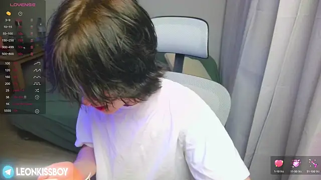 LeonBoykisser online show from April 6, 8:32 pm