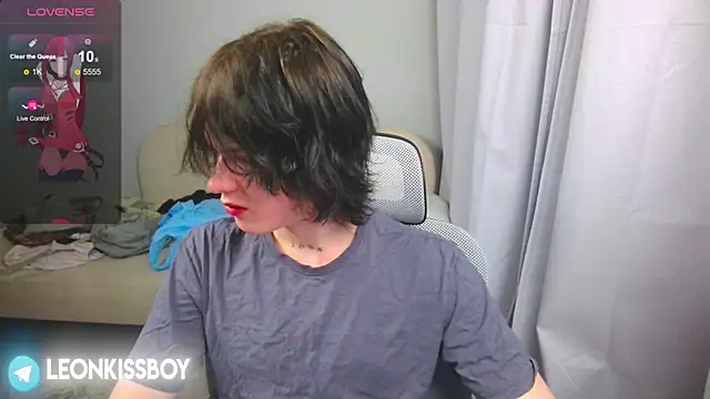 LeonBoykisser online show from April 13, 9:53 pm