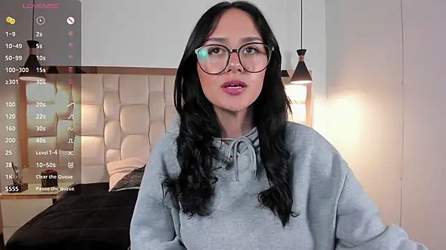 NiccolleHall online show from February 18, 3:41 pm