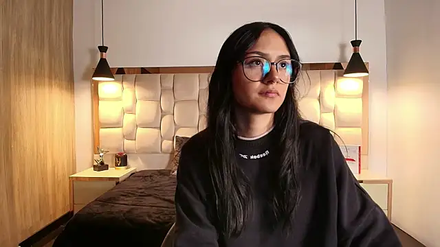 NiccolleHall online show from February 25, 1:32 pm