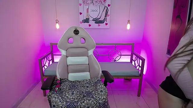 Snapshot of Ashley_benson_x chatting on March 3, 8:37 pm Ashley benson x online show from March 3, 8:37 pm