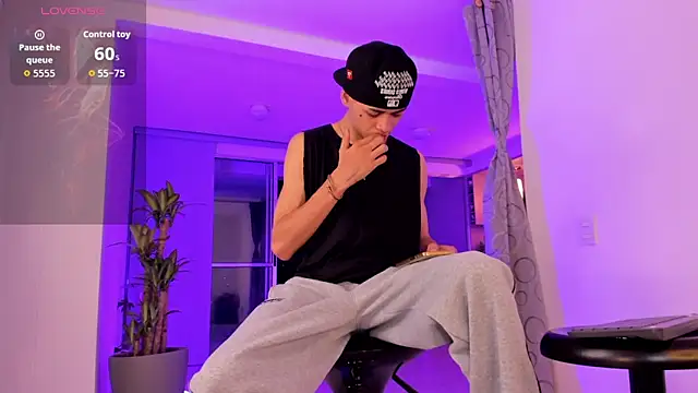 Snapshot of LennerCollins_ chatting on April 5, 3:47 am LennerCollins online show from April 5, 3:47 am